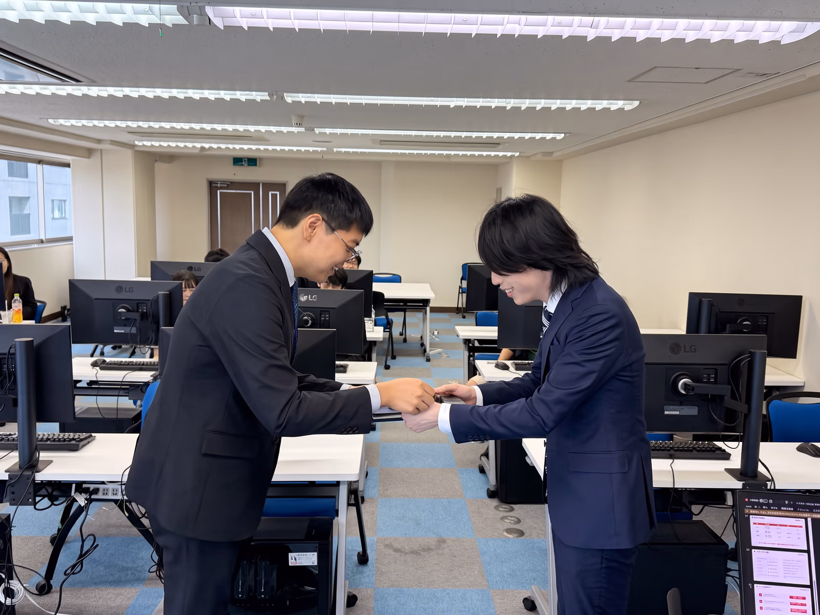 名刺交換を実践する参加学生