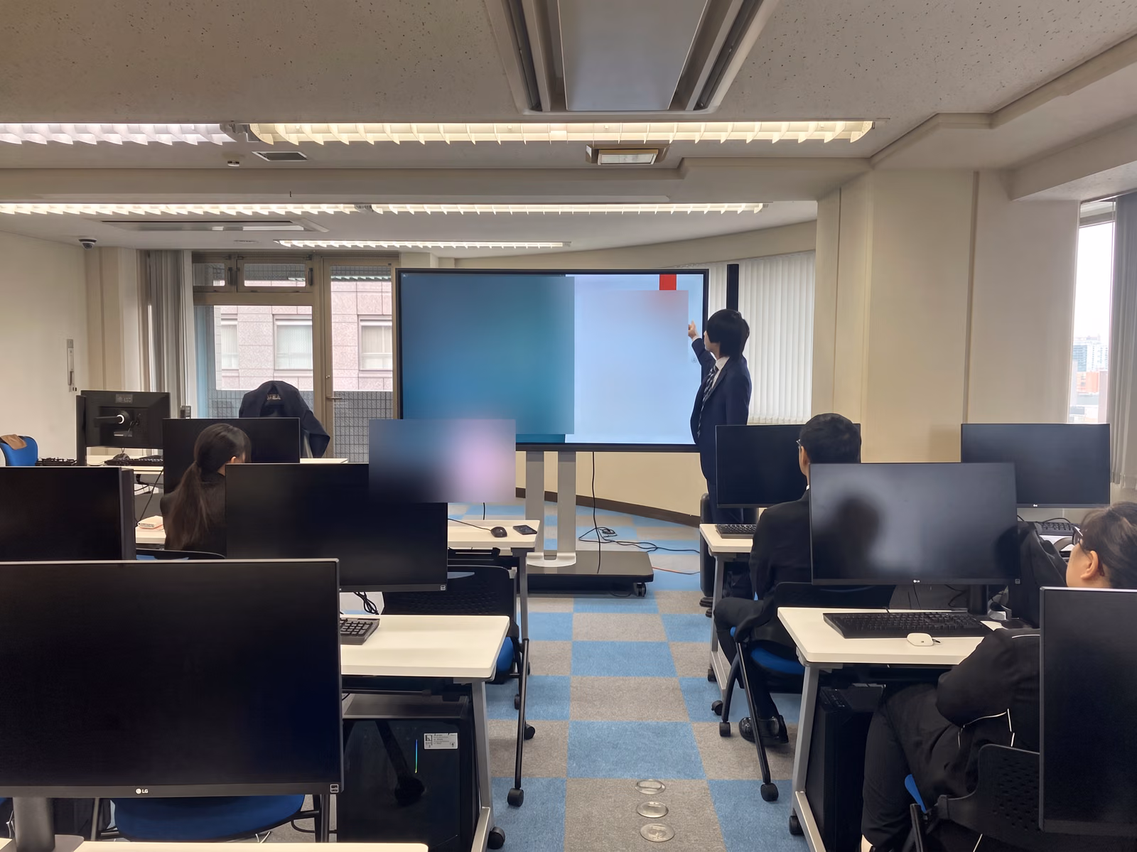 成果発表会でSprint Backlogについて発表する様子